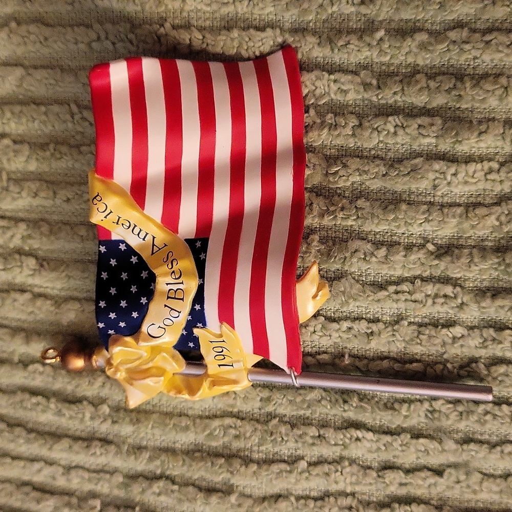 1991 Hallmark Keepsake Ornament - Flag of Liberty